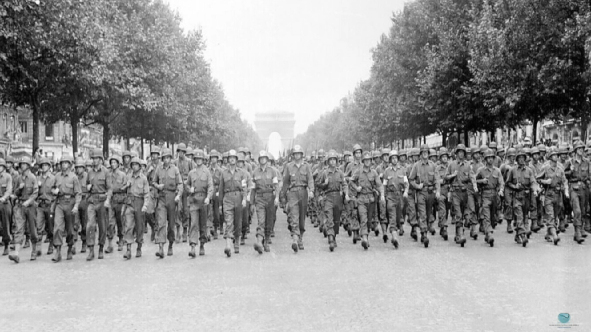 La sfilata lungo i Champs-Élysées davanti a una folla oceanica. La rinascita della Francia come nazione libera